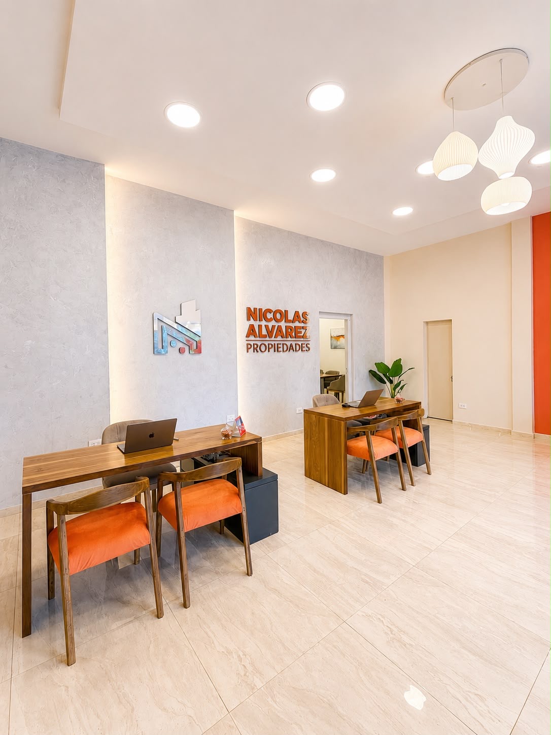 Interior de la oficina Nicolas Alvarez Propiedades